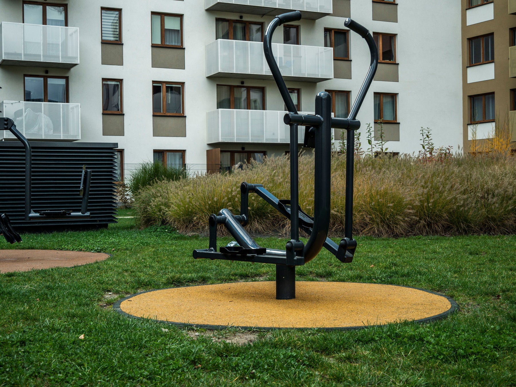 Residential outdoor fitness station
